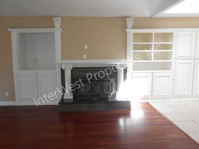 Building Photo - Large 3 Bed+ Bonus Room SW Pdx Home, Natur...