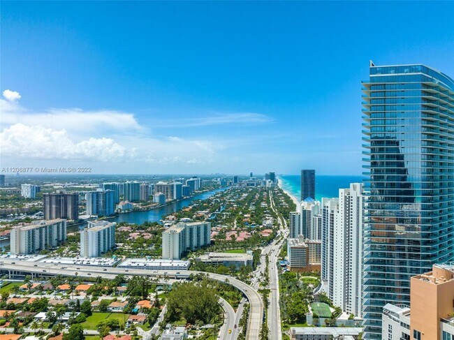 Foto del edificio - 18975 Collins Ave