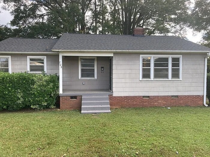 Foto principal - 705 Whitehall Rd