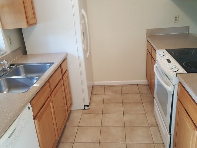 Kitchen - 2181 Lakeview Dr