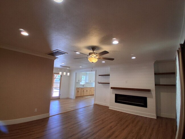 Foto del edificio - 340 N Santa Rosa Ave