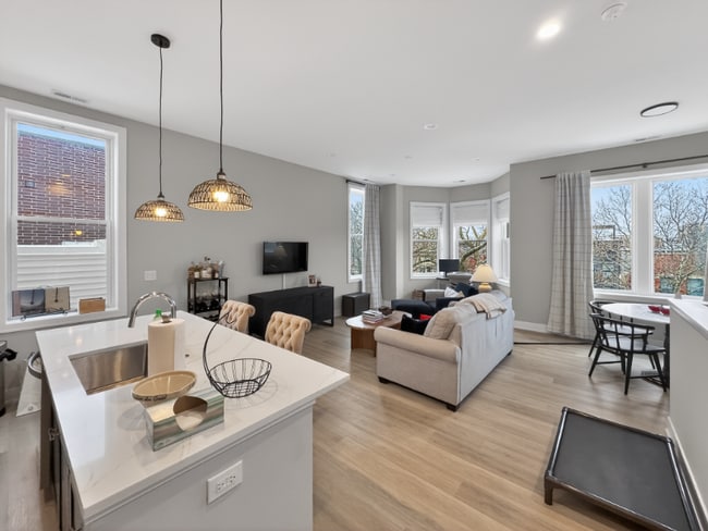 Building Photo - 1535 N Maplewood Ave