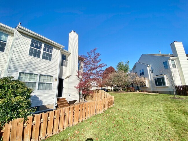 Foto del edificio - Beautiful Yardley Townhome