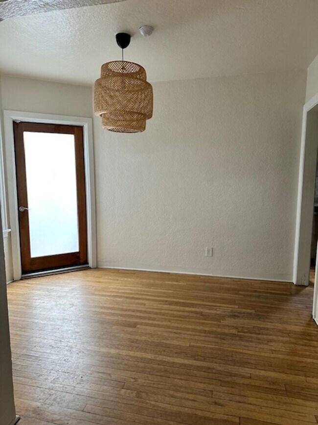Building Photo - Darling 2 bedroom 1 bath with bonus room