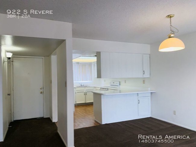Building Photo - 922 S Revere