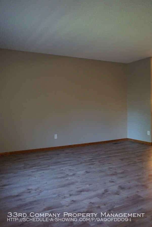 Building Photo - Freshly Updated Woodbury Twin Home!