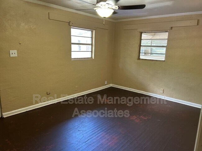 Foto del edificio - 220 E Central Ave