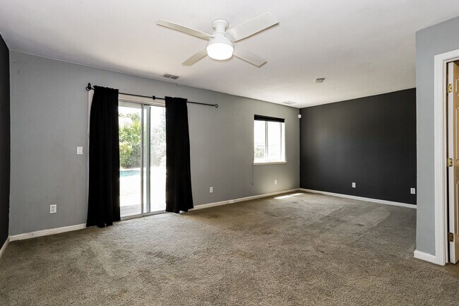 Foto del edificio - 3 BR/3BA | Large Single Family Home | 2-Car Covered Parking | With Pool!