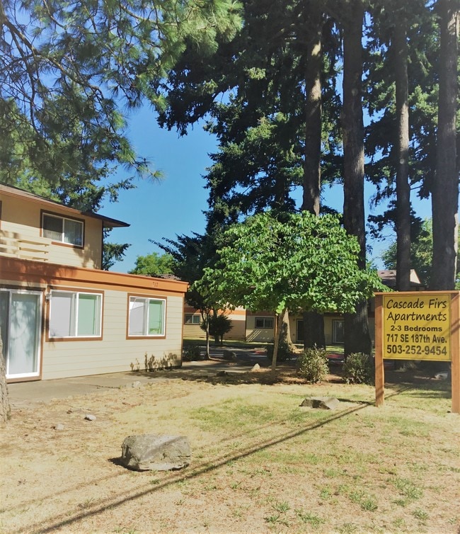 CASCADE FIRS: Propiedad - Cascade Firs Apartments