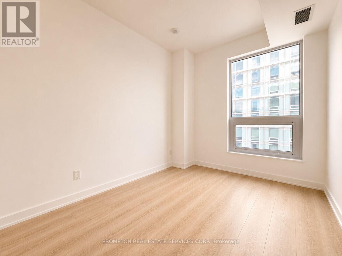 Photo du bâtiment - 100 Queen St E