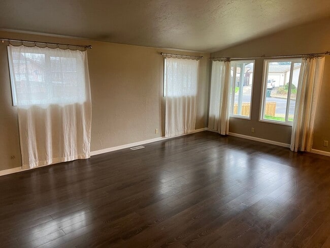 Building Photo - 3 Bedroom, 2 Bathroom House in Bethel Neig...