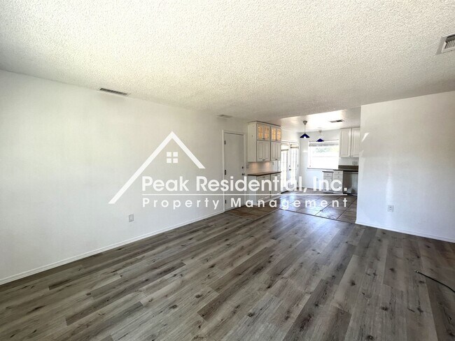 Building Photo - Updated 3bd/1ba Elk Grove Home with Large ...