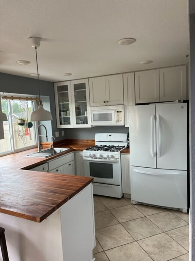 Foto del edificio - 3 BD 2.5 BA Townhome in California Villas