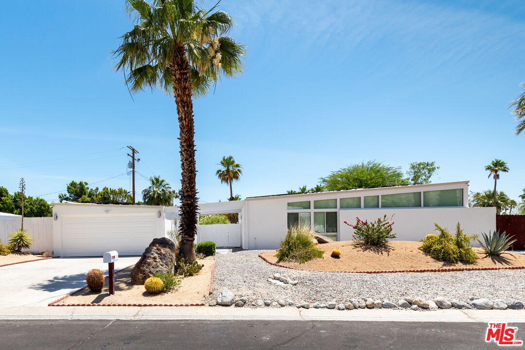 Primary Photo - 2106 N Roberto Dr