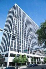 Building Photo - 4343 N Clarendon Ave