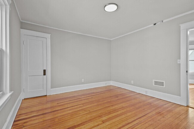 Building Photo - 460-462 Eaton St.