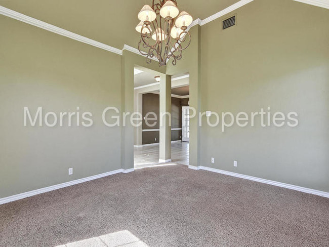 Building Photo - 1004 Lakeway Dr