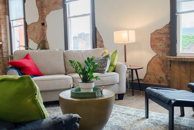 Building Photo - 1423 Pleasant St