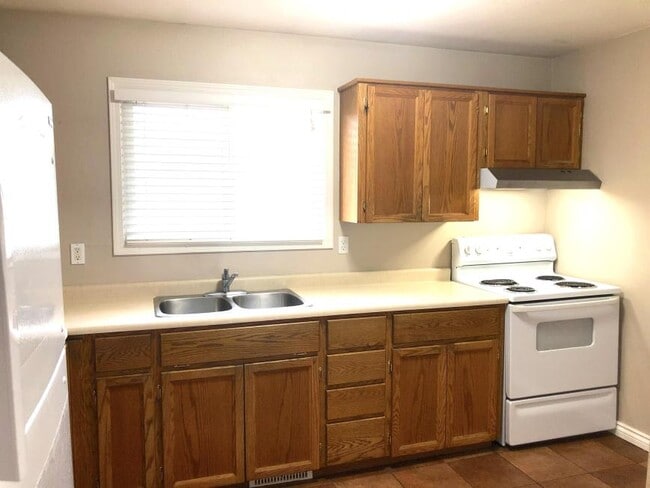 Building Photo - 3 bedroom in Prince George BC V2N 3W9