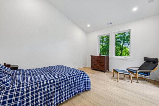 Foto del edificio - 4315 Pinetree Rd