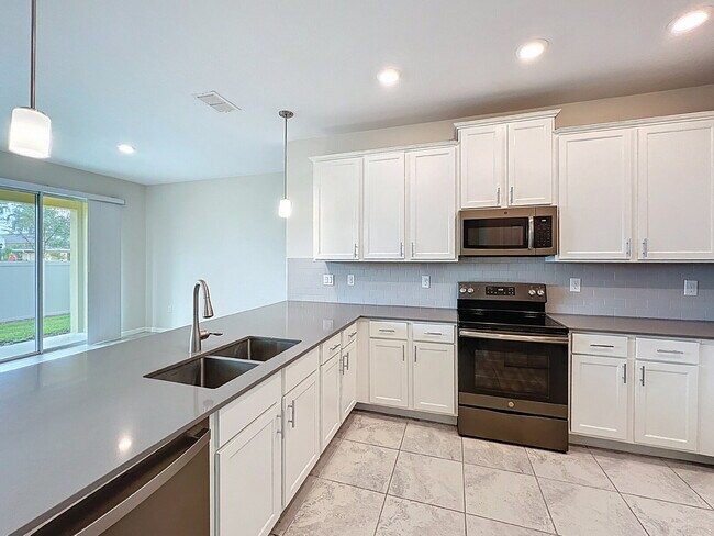 Foto del edificio - Available Now!  Charming 3-Bedroom Townhou...