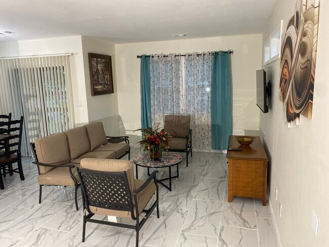 Foto del edificio - 825 Forest Lake Dr S