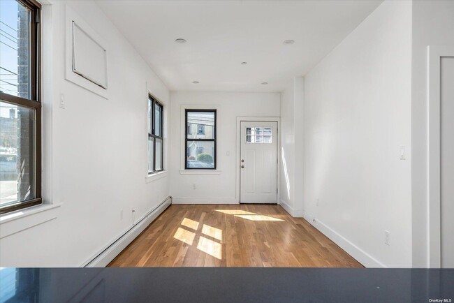 Foto del edificio - 61-21 55th St