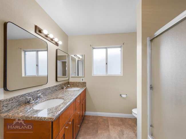 Building Photo - 393 Oak Ave