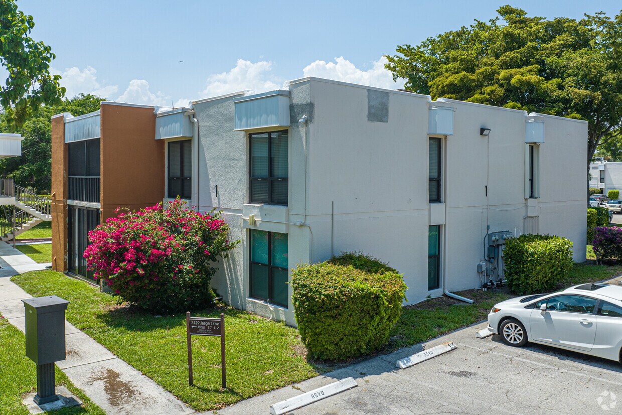 Alternate - Town & Country Estates Condos