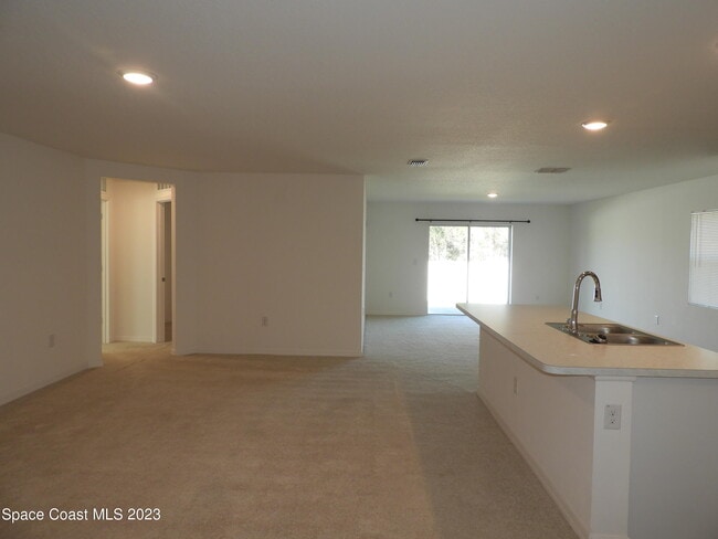 Building Photo - 690 San Filippo Dr SE
