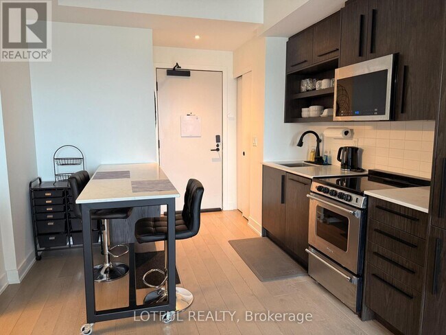 Building Photo - 560 Rideau St