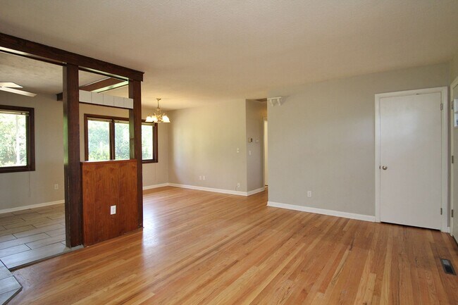 Foto del edificio - Spacious 3 Bed Mid-Century Ranch on Large ...