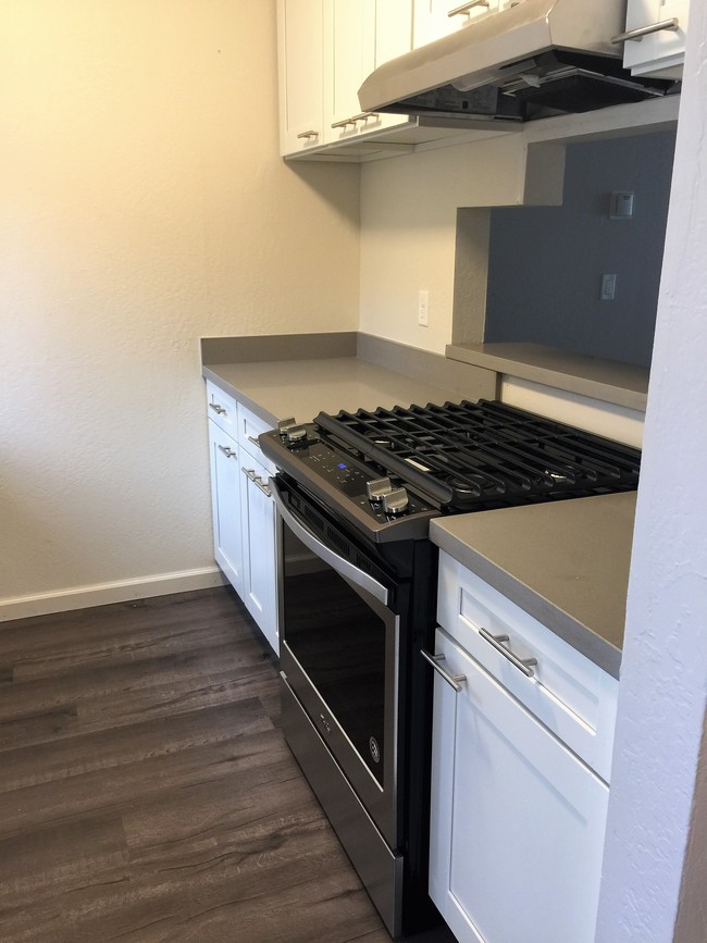 Luxury Remodel Kitchen - Meadow View Apartments