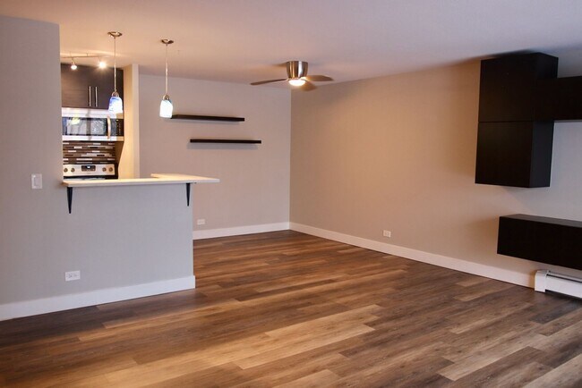 Building Photo - Updated, Immaculate 1 bedroom 1 bath in th...