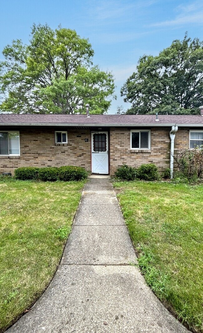 Building Photo - 2324 Woodbrook Cir N