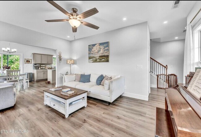 Foto del edificio - Knoxville 37922 - 3 bedroom 2.5 bath - call Tara Hayes 865-327-0348