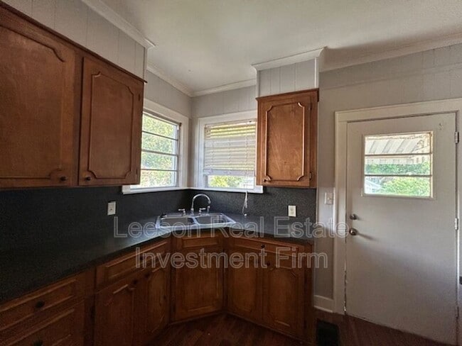 Building Photo - 225 E Elmwood St