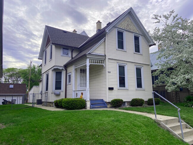 Frente - 2429 N Oakland Ave