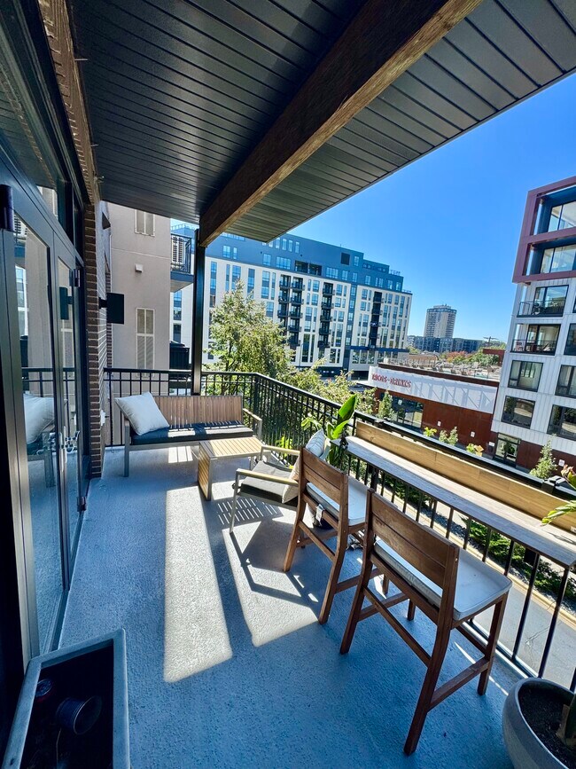 Balcón - 3104 W Lake St