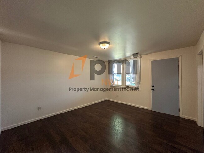Foto del edificio - 4635 Towle Ave