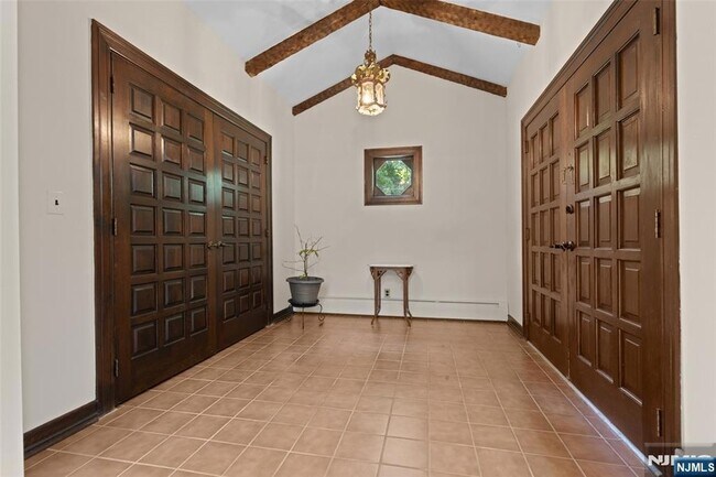 Foto del edificio - 8 Crosby Ln
