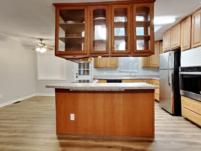 Foto del edificio - Charming 3BR Home in Jacksonville, FL | Sunroom | Garage | Large Fenced Yard | Pets Welcome