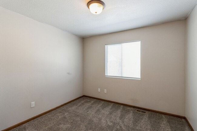 Building Photo - GREAT FLOORPLAN!! 4 Bed, 3 Bath Home in Northwest Ankeny