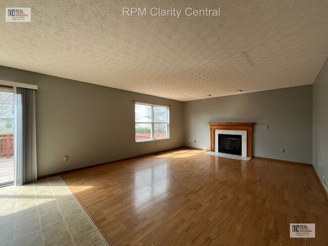 Foto del edificio - Spacious 4-Bedroom Home with Fenced Backyard, Deck, and 2-Car Garage