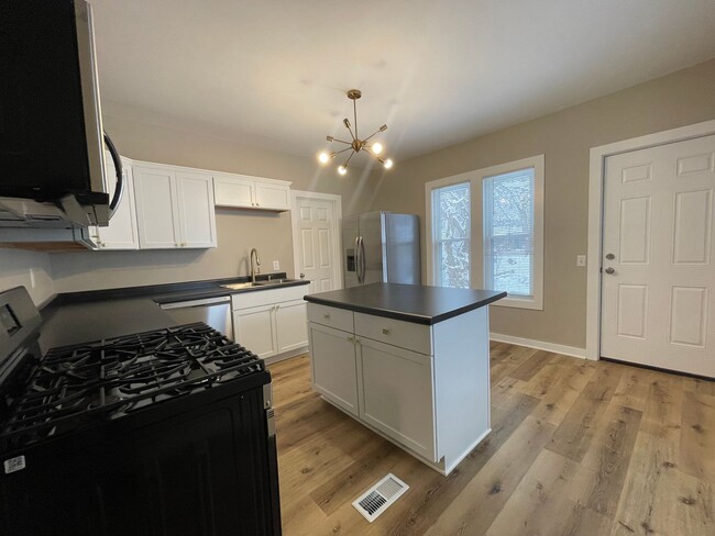 Building Photo - Nicely updated- Four Bedroom Home on the NE side of Grand Rapids!