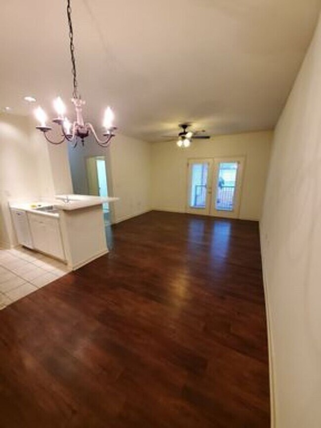Foto del edificio - One Bedroom/One Bathroom At Millcreek Condos available June!