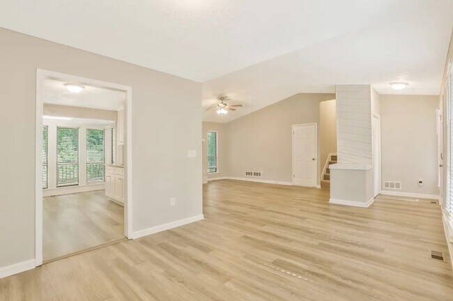 Foto del edificio - 5146 Forest Mist Dr