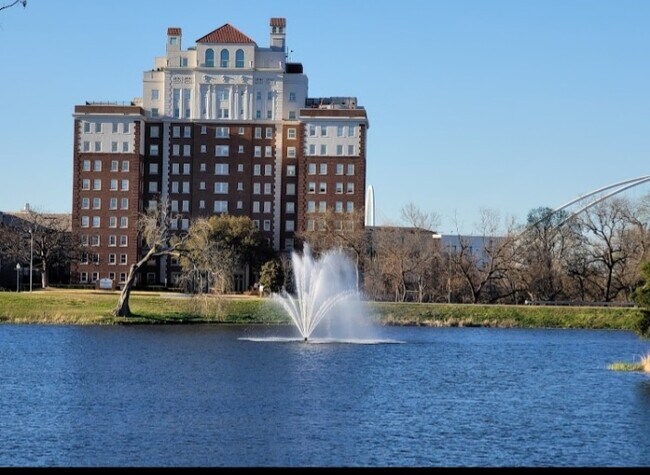 Foto del edificio - 329 E Colorado Blvd