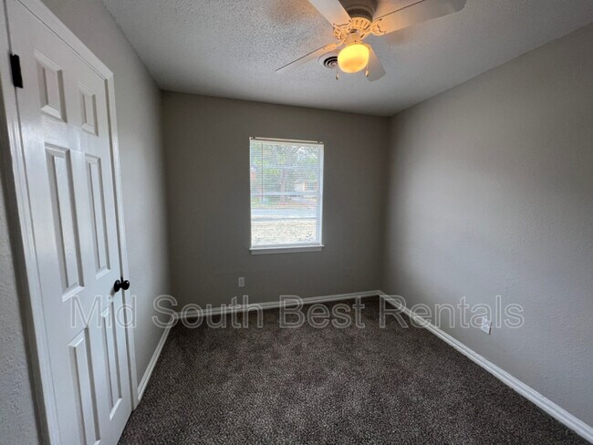 Building Photo - 4051 Maumee St