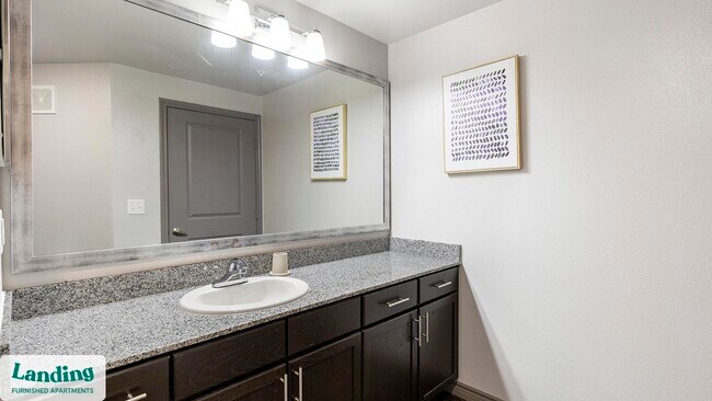 Foto del edificio - 650 S Main St